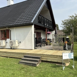 Træterrasse med trappe